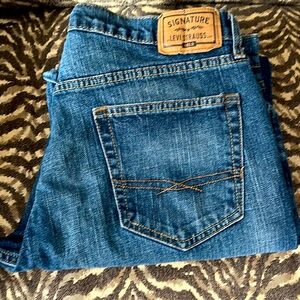 Mens relaxed fit Levi jeans sz 36/32 dark wash